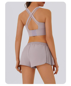 Conjunto de pantalones cortos deportivos plisados ​​de color liso para mujer con cintura elástica, color gris - Product Image 3