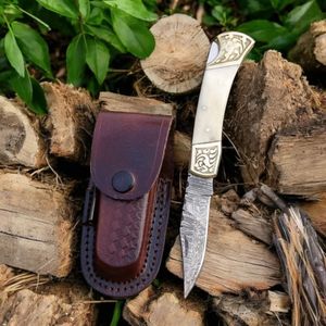 Cuchillos Plegables de Caza con Mango Curvo Único, Hoja con Patrón Damasco, Detalles en Latón Dorado y Funda Protectora de Cuero Marrón - Product Image 3