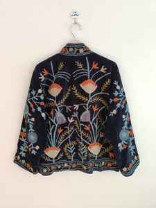 Veste en velours bleu marine brodée de fleurs Suzani, veste ethnique faite à la main, veste en velours pur, veste Suzani florale, style bohème hippie - Product Image 6