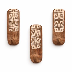 Perchas de Madera de Lujo al por Mayor, Personalizables con la Marca del Hotel, Acabado Laca Suave, Gancho Cromado Resistente - Product Image 2