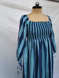 Robe longue décontractée pour femme en coton tissé à rayures bleues, col carré, manches longues smockées, coupe trapèze, taille naturelle, respirante - Product Image 4