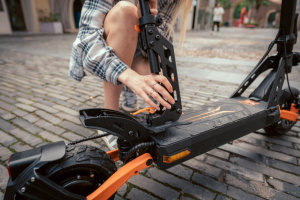 Patinete Eléctrico G2 Pro con Llantas de 9 Pulgadas, Asiento Extraíble, Pantalla Grande, 6 Luces de Seguridad, Plegable, Resistente al Agua IP54, Batería de 15AH, Alcance de 55KM - Product Image 6