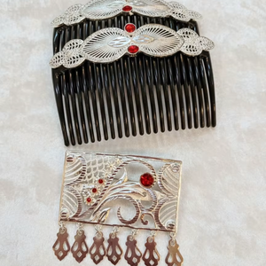 Peigne à cheveux MOLL JEWELLERS vintage en alliage plaqué or, fait main, écologique, étanche, design coquillage mini fleur en strass - Product Image 1