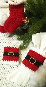 Anneau de serviette de Noël festif en crochet motif ceinture du Père Noël, rouge et noir, avec boucle, fait main, pour décoration de table de fêtes, élégant accessoire de Noël - Product Image 2