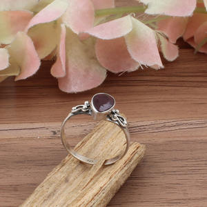 แหวนทับทิมแท้ธรรมชาติแบบคลาสสิก ขายส่ง เงินแท้ 925 ประดับเพชรแบบฝัง  หินสีแดงเลือดแท้ ได้รับการรับรองจากโมซัมบิก - Product Image 3