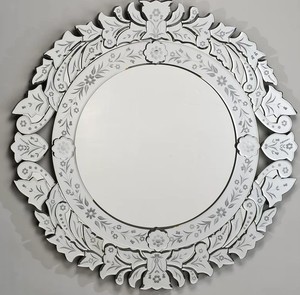 Miroir en verre vénitien élégant avec gravures florales ornementales, bords biseautés et charme vintage sophistiqué - Product Image 1