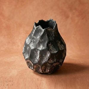 Vase à fleurs foncé artisanal à facettes, finition noire avec accents argentés vieillis, pour une décoration élégante de la maison - Product Image 1