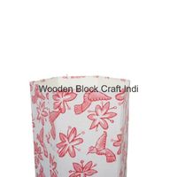 Poubelle décorative ouverte faite à la main en carton PP imprimé au bloc, avec enveloppe en tissu 100 % coton.
