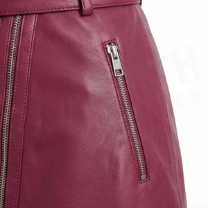 Jupe courte en similicuir PU taille haute pour femme, style motard, avec fermeture éclair et poches latérales, couleur unie - Product Image 5