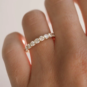 Anillo de media eternidad chapado en oro amarillo macizo de 14K con diamantes cultivados en laboratorio, delicado anillo de boda apilable, joyería nupcial minimalista. - Product Image 1