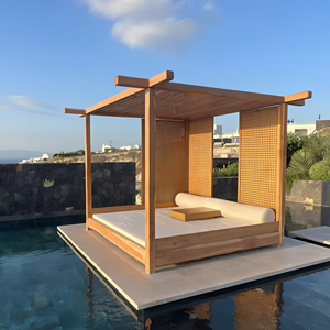 Cama de Día Moderna para Exteriores de Madera de Teca Sólida con Paneles de Privacidad Tejidos, Muebles de Lujo para Piscina y Resort, Indonesia - Product Image 1