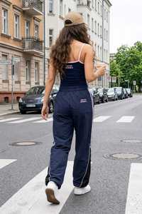 ONETEN APPARELS Conjunto Deportivo Azul Marino para Mujer OA-80, Pantalones Deportivos 100% Poliéster con Rayas Blancas y Diseño del Número 80 - Product Image 4