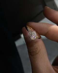 Bague de fiançailles en moissanite de luxe de qualité supérieure, idéale pour une demande en mariage ou un cadeau d'anniversaire, bijoux à vendre - Product Image 2