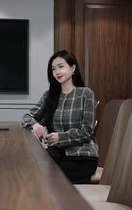 เสื้อเบลเซอร์ลายสก๊อตสีเทาสำหรับผู้หญิง ดีไซน์หรูหรา คอปกตัดต่อแบบถอดได้ แขนยาว สวมทับเป็นเลเยอร์ได้ เหมาะสำหรับฤดูใบไม้ร่วงและฤดูหนาว รุ่น SELENE - Product Image 3