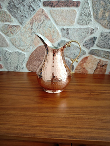 เหยือกน้ำทองแดง PERFECT ENTERPRISES ทองแดงบริสุทธิ์ 99% ดีไซน์แบบตอกลาย เป็นมิตรกับสิ่งแวดล้อม สไตล์คลาสสิก พร้อมฝาปิด - Product Image 4