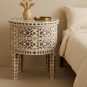Table sur pieds hauts bleue et blanche avec incrustations en os, motif géométrique audacieux en chevron, disponible à prix de gros. - Product Image 5