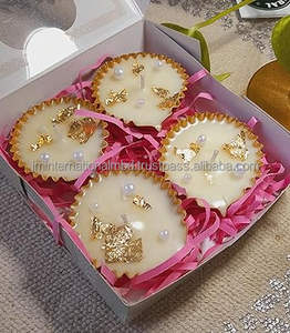 Elegante diya de metal dorado con cera, set de regalo para Diwali - Product Image 2