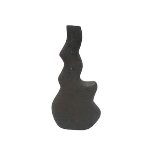 Vase en aluminium de qualité supérieure avec détails décoratifs perforés pour une présentation contemporaine à la maison - Product Image 1