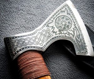 Hache de luxe en acier Damas, fabriquée à la main, avec lame tranchante et manche en bois, idéale pour le camping, les collectionneurs et les amateurs de plein air - Product Image 3