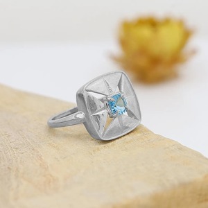 Anillo de plata de ley 925 con topacio azul y cuarzo de 5 mm, corte cojín, engaste de puntas, estilo minimalista, chapado en rodio, para mujer, ideal para regalo. - Product Image 3