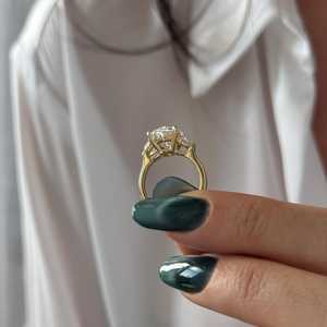 Anillo de Compromiso de Tres Piedras con Diamantes Cultivados en Laboratorio de 4 Quilates, Corte Oval y Media Luna, Oro Amarillo de 14k, Certificado IGI - Product Image 3