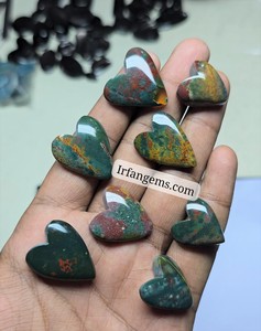 Lote de Cabujones de Piedra de Sangre 100% Natural en Forma de Corazón y de Diferentes Tamaños, Piedra de Sangre con Destellos Verdes y Rojos para Joyería - Product Image 1