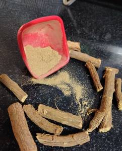 Polvo de extracto de raíz de regaliz de Vietnam con Glabridin para cosméticos y productos de salud - Product Image 1