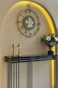 Horloge murale élégante en métal doré, idéale pour la décoration murale d'occasions spéciales, l'aménagement intérieur de luxe et les cadeaux haut de gamme, provenant d'Inde. - Product Image 4