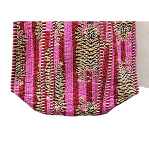 Sac fourre-tout en coton matelassé à imprimé tigre Sacs fourre-tout de luxe de qualité supérieure fabriqués en Inde Produit du fabricant et exportateur indiens - Product Image 6