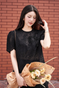 Blusa de Encaje Floral Negra de Manga Corta para Mujer con Forro de Malla y Dobladillo Festoneado, Top Elegante de Encaje Estilo Casual ASTORIE - Product Image 5