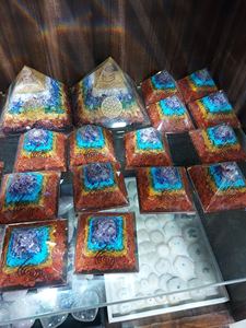 พีระมิดออร์โกไนต์เจ็ดจักระขายดีอันดับต้นๆ พีระมิดทำมือจากอัญมณีสำหรับตกแต่งบ้าน พลังงานบำบัด คริสตัลและหิน - Product Image 2