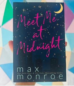 Encuéntrame a medianoche de Max Monroe, novela de romance contemporáneo en formato de bolsillo. - Product Image 3