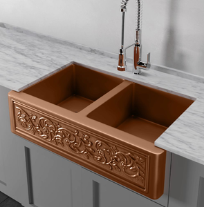 Fregadero doble curvo de cobre estilo rústico, adornado con tres medallones de nudo celta en relieve en la parte frontal, al por mayor. - Product Image 2