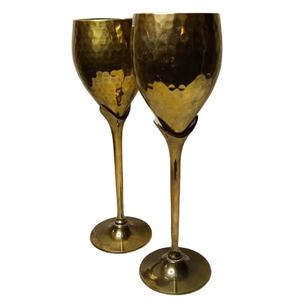 Copa para Servir Vino con Diseño Martillado en Metal Redondo con Acabado Dorado, Perfecta para Bebidas Elegantes y Artículos de Bar - Product Image 1