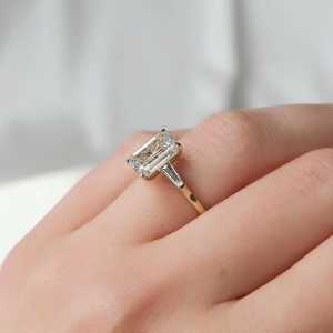 Anillo de Tres Piedras con Diamante Corte Esmeralda de 2.02CT Cultivado en Laboratorio con Oro Amarillo de 14k y Baguette Cónico Lateral, Regalo de Aniversario o Promesa - Product Image 2