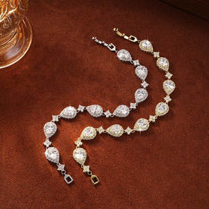กำไลข้อมือเพชรเทียมเคลือบทองคำขาว AMBER JEWELS ดีไซน์โคลเวอร์สุดหรู เหมาะสำหรับงานหมั้นและงานแต่งงาน เครื่องประดับชั้นดีสำหรับทุกเพศ - Product Image 1