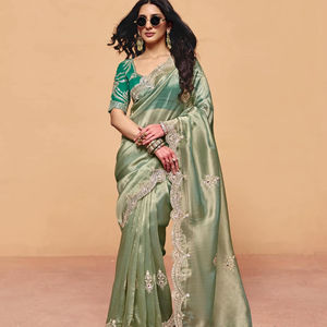 Hermoso Sari de Seda Ligero con Tacto Cómodo y Diseño Étnico para Uso Diario en la Oficina a los Mejores Precios - Product Image 1