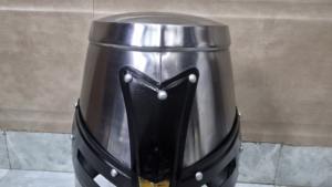 Grand casque de chevalier templier en acier doux de calibre 18 avec accents en laiton pour cosplay et reconstitution. - Product Image 4