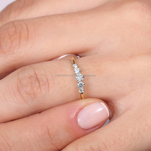Bague de fiançailles, de mariage et d'anniversaire minimaliste pour femme avec cinq diamants de laboratoire ronds de 0,30 ct, en or jaune 14 carats, bande de 2 mm - Product Image 3