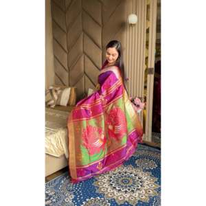 Sari en soie douce magenta Ikkat Patola avec bordure en Zari doré et pallu motif paon Meenakari par Elite Weaves - Product Image 4