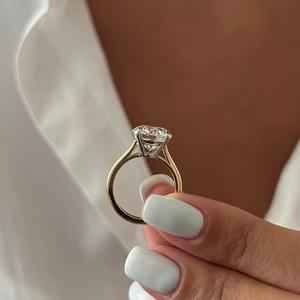 Bague solitaire en diamant de laboratoire rond brillant de 4 carats, D VVS2, deux tons, griffes blanches, bague de fiançailles, certifiée IGI - Product Image 2