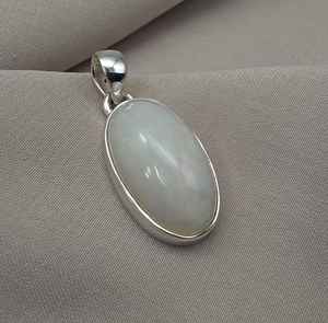 Colgante de Ópalo Blanco Natural en Cabujón, Plata de Ley 925, Joyería Artesanal con Gema Ovalada, Regalos - Product Image 5