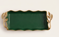 Plateau rectangulaire artisanal en métal émaillé vert avec poignées sculptées en feuillage doré, idéal pour la présentation de plats sur table