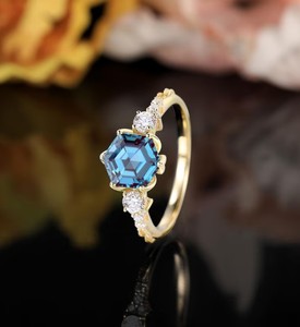 Bague de fiançailles et de mariage en Alexandrite, or 14 carats et argent sterling 925, pierre précieuse à changement de couleur, design Art Déco, pour cadeau de fête pour elle - Product Image 1
