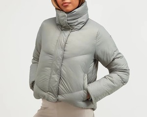 Chaqueta Acolchada de Cuello Alto para Mujer, Color Gris Claro, Manga Larga, Cierre de Cremallera, Corta, Invernal, Color Sólido, Tejido de Poliéster - Product Image 3