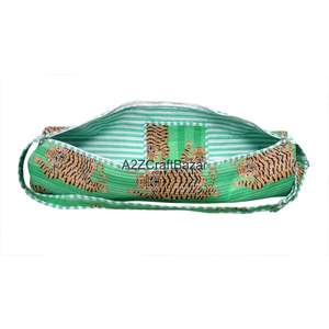 Bolsa de Gimnasio Moderna Boho para Yoga y Playa, con Parches Acolchados en los Hombros, Diseño de Huellas de Manos, Estampado Animal Ecológico y Sostenible - Product Image 5