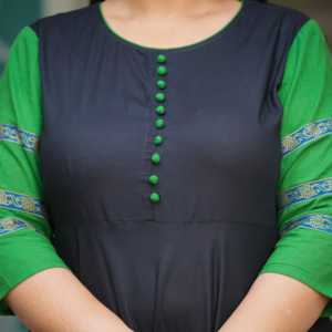 ชุดอานาร์กาลีคุร์ตาผ้าฝ้ายสีเขียวพิมพ์ลายดอกไม้สำหรับผู้หญิง แขนสามส่วน คอเสื้อแบบพิเศษ สวมใส่สบายๆ ในฤดูร้อน สไตล์ชาติพันธุ์ ผลิตจากวัสดุรีไซเคิล - Product Image 2