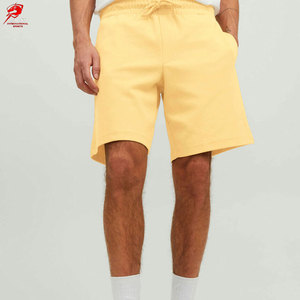 Shorts décontractés en coton pour hommes, offrant un confort léger et une coupe décontractée, idéaux pour les promenades en plein air, avec un look simple et épuré. - Product Image 4