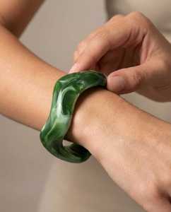 Bracelet en résine verte polie de forme géométrique, écologique, en pierre rustique, fait main, bijoux artisanaux naturels, objet de collection, Feng Shui - Product Image 1