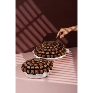 Elegante tazón de metal para chocolate, hecho a mano, con acabado dorado, ideal para regalar en ocasiones como el Ramadán, para servir dátiles, frutos secos y chocolate. - Product Image 3